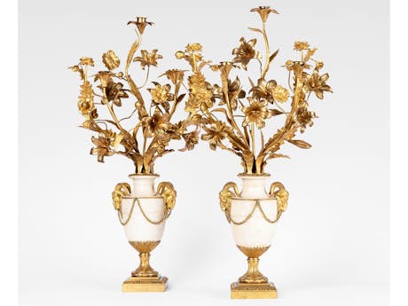 Paar prachtvolle Marmorkandelaber mit vergoldeter Bronze